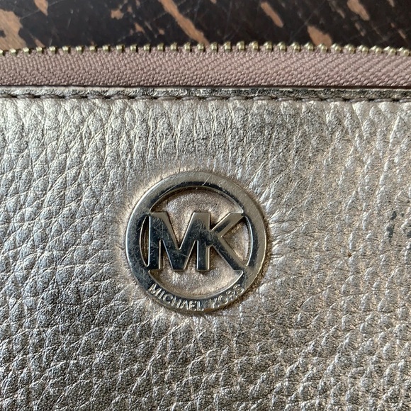 Michael Kors Wallet with removable wrist strap - Picture 1 of 10